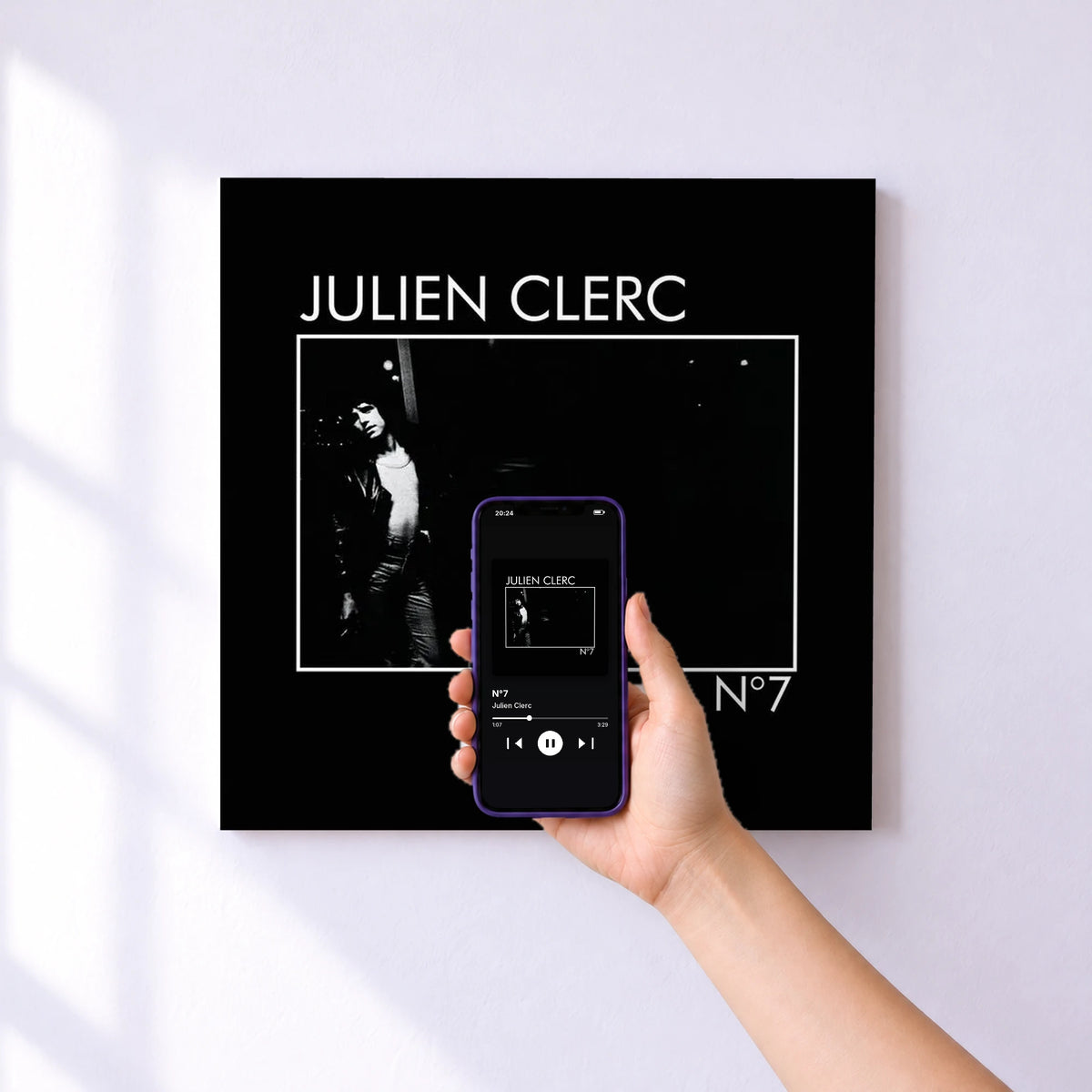 Affiche connectée N°7 de Julien Clerc au mur : l'album se lance en approchant le téléphone