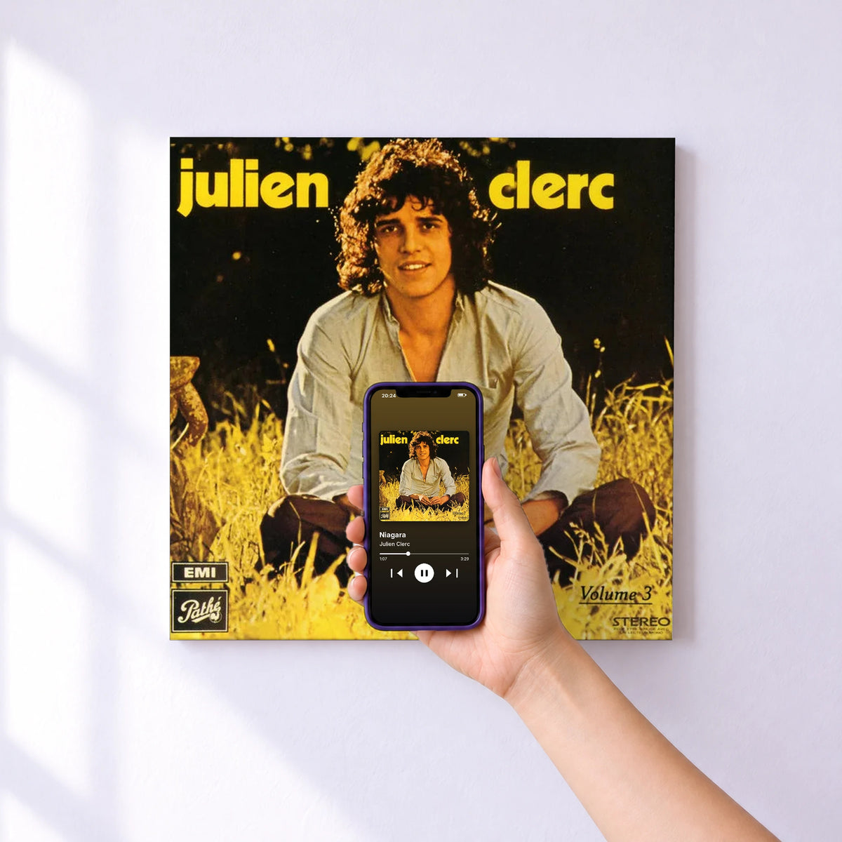 Affiche connectée Niagara de Julien Clerc au mur : l'album se lance en approchant le téléphone