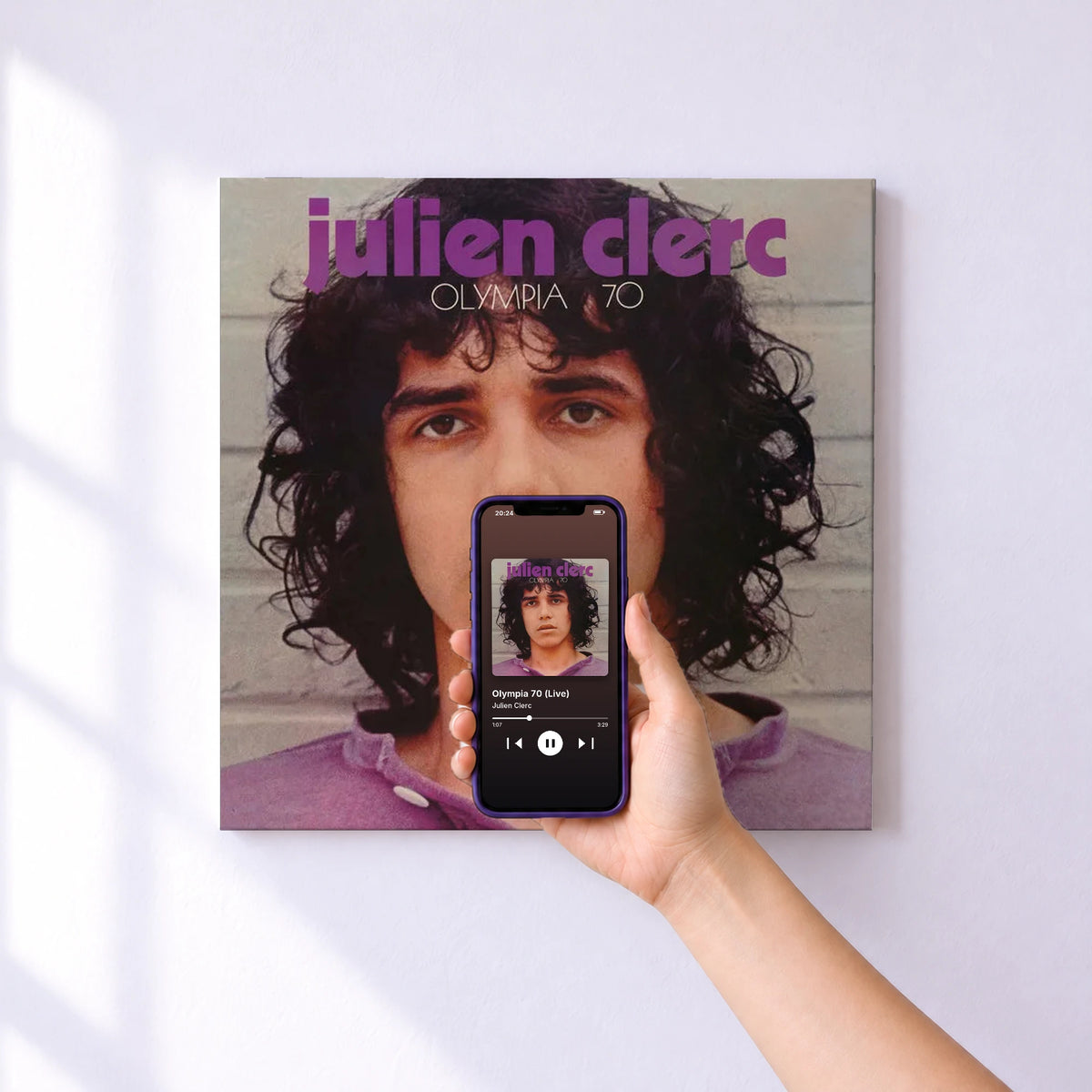 Affiche connectée Olympia 70 (Live) de Julien Clerc au mur : l'album se lance en approchant le téléphone
