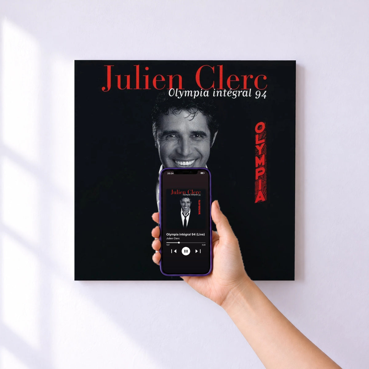 Affiche connectée Olympia intégral 94 (Live) de Julien Clerc au mur : l'album se lance en approchant le téléphone