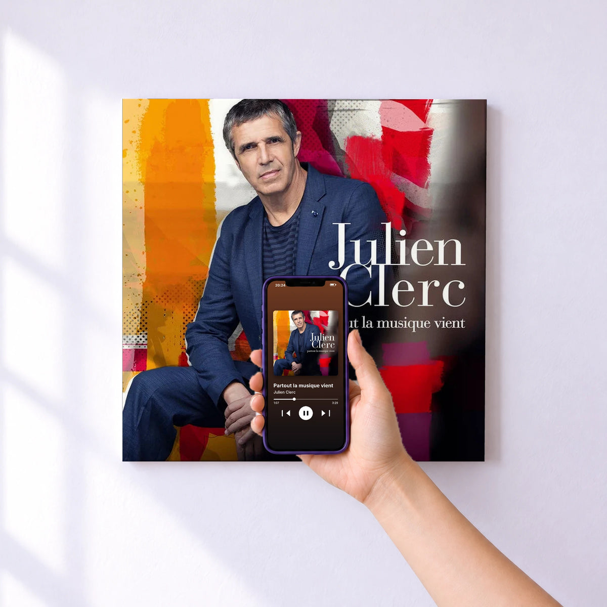 Affiche connectée Partout la musique vient de Julien Clerc au mur : l'album se lance en approchant le téléphone