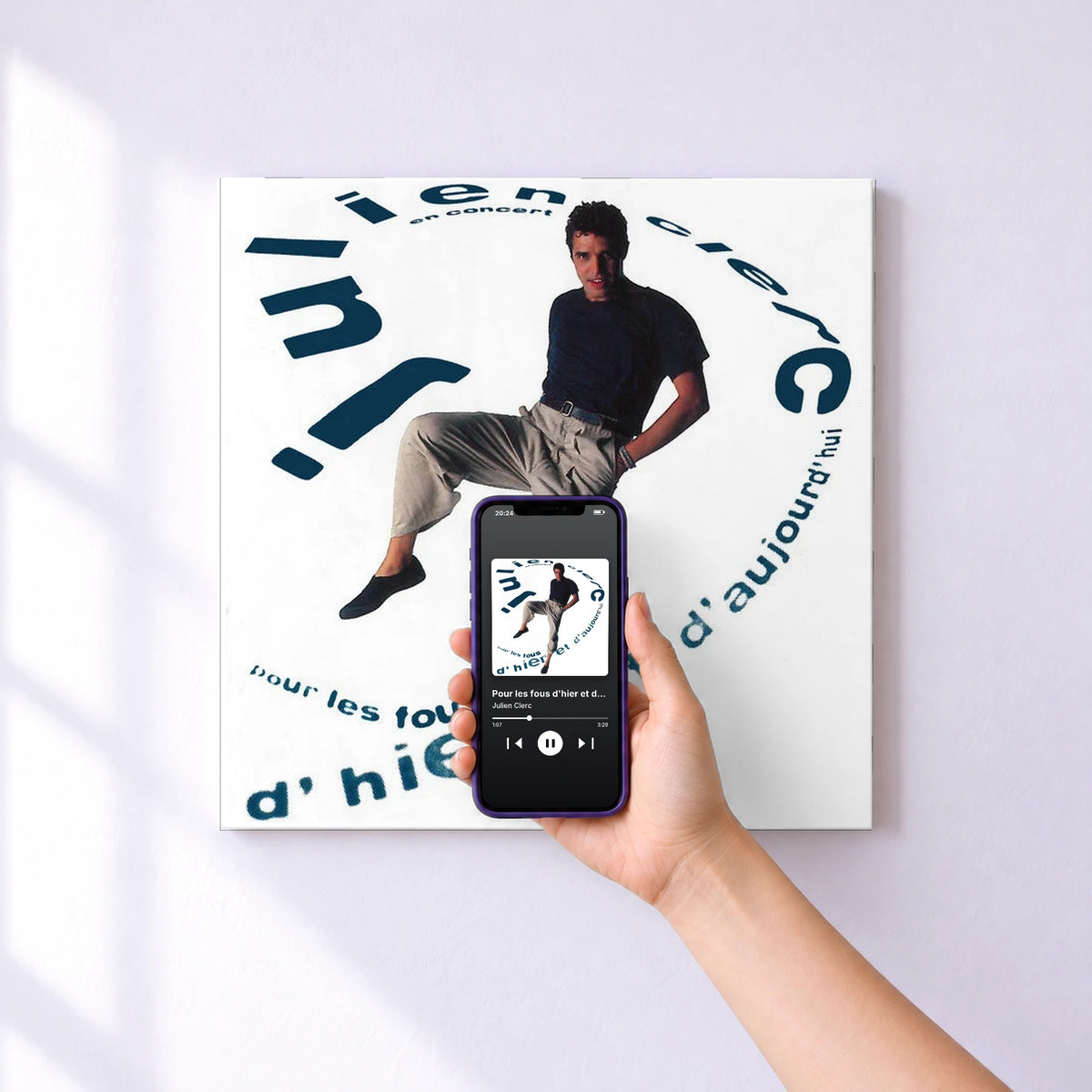 Affiche connectée Pour les fous d'hier et d'aujourd'hui (Live) de Julien Clerc au mur : l'album se lance en approchant le téléphone
