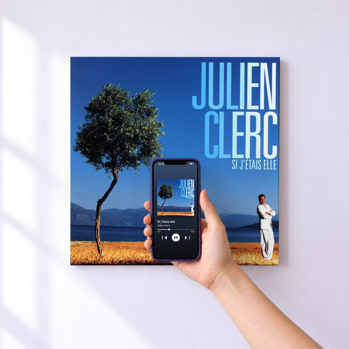 Affiche connectée Si j'étais elle de Julien Clerc au mur : l'album se lance en approchant le téléphone