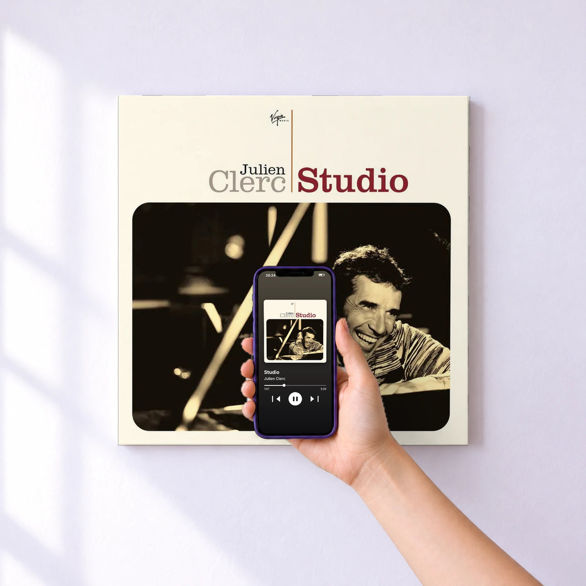 Affiche connectée Studio de Julien Clerc au mur : l'album se lance en approchant le téléphone