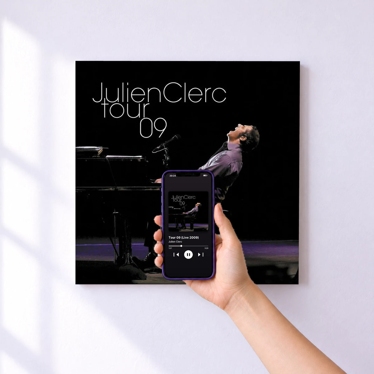 Affiche connectée Tour 09 (Live 2009) de Julien Clerc au mur : l'album se lance en approchant le téléphone
