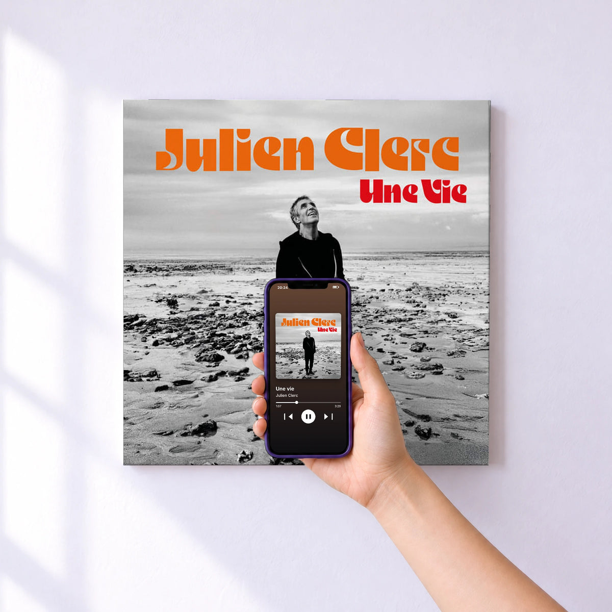 Affiche connectée Une vie de Julien Clerc au mur : l'album se lance en approchant le téléphone