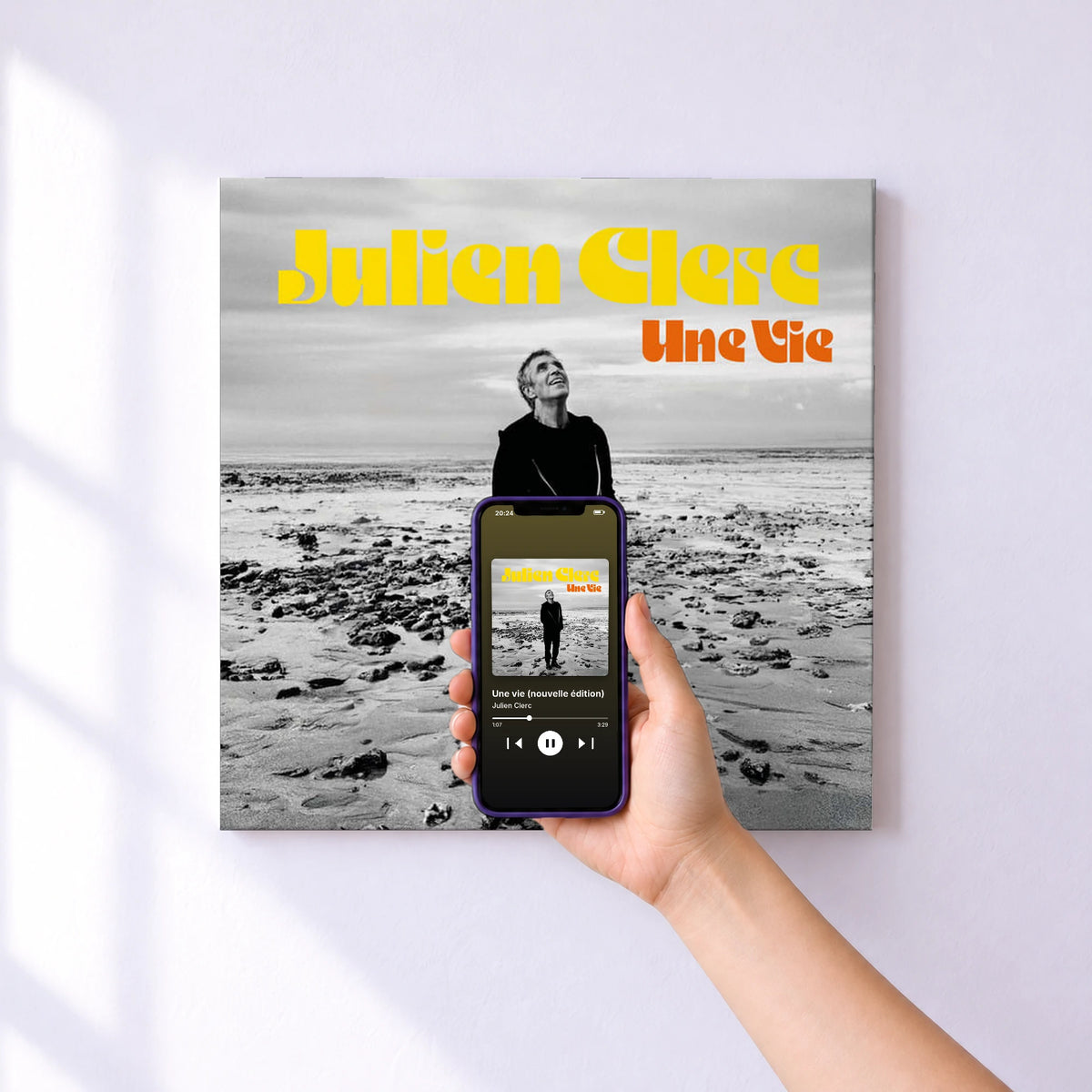 Affiche connectée Une vie (nouvelle édition) de Julien Clerc au mur : l'album se lance en approchant le téléphone
