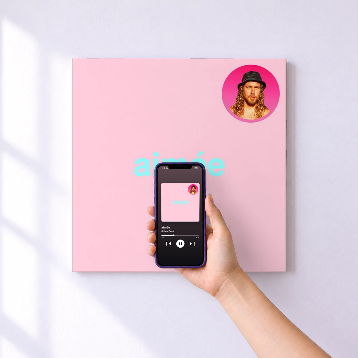 Affiche connectée aimée de Julien Doré au mur : l'album se lance en approchant le téléphone