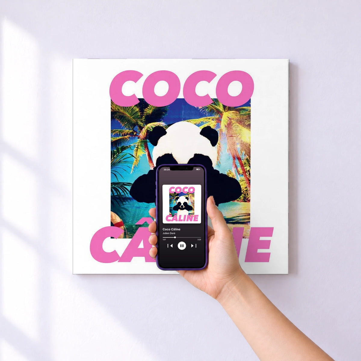 Affiche connectée Coco Câline de Julien Doré au mur : l'album se lance en approchant le téléphone