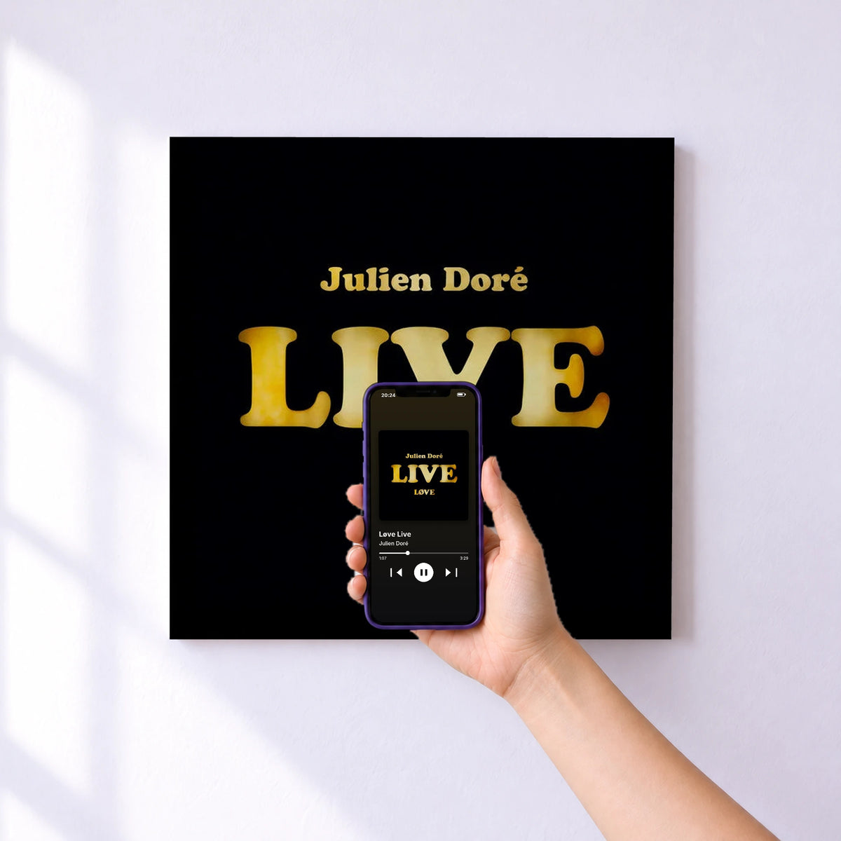 Affiche connectée Løve Live de Julien Doré au mur : l'album se lance en approchant le téléphone