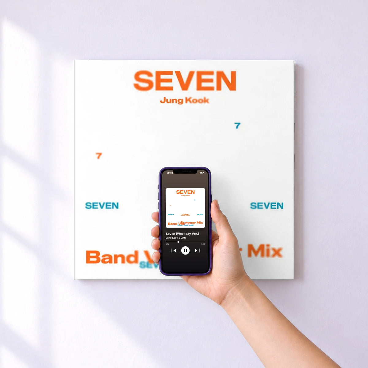 Affiche connectée Seven (Weekday Ver.) de Jung Kook & Latto au mur : l'album se lance en approchant le téléphone