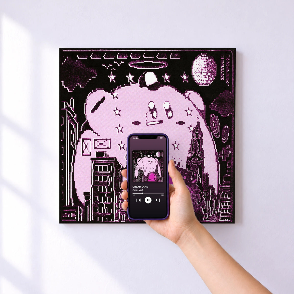 Affiche connectée CREAMLAND de Jungle Jack au mur : l'album se lance en approchant le téléphone