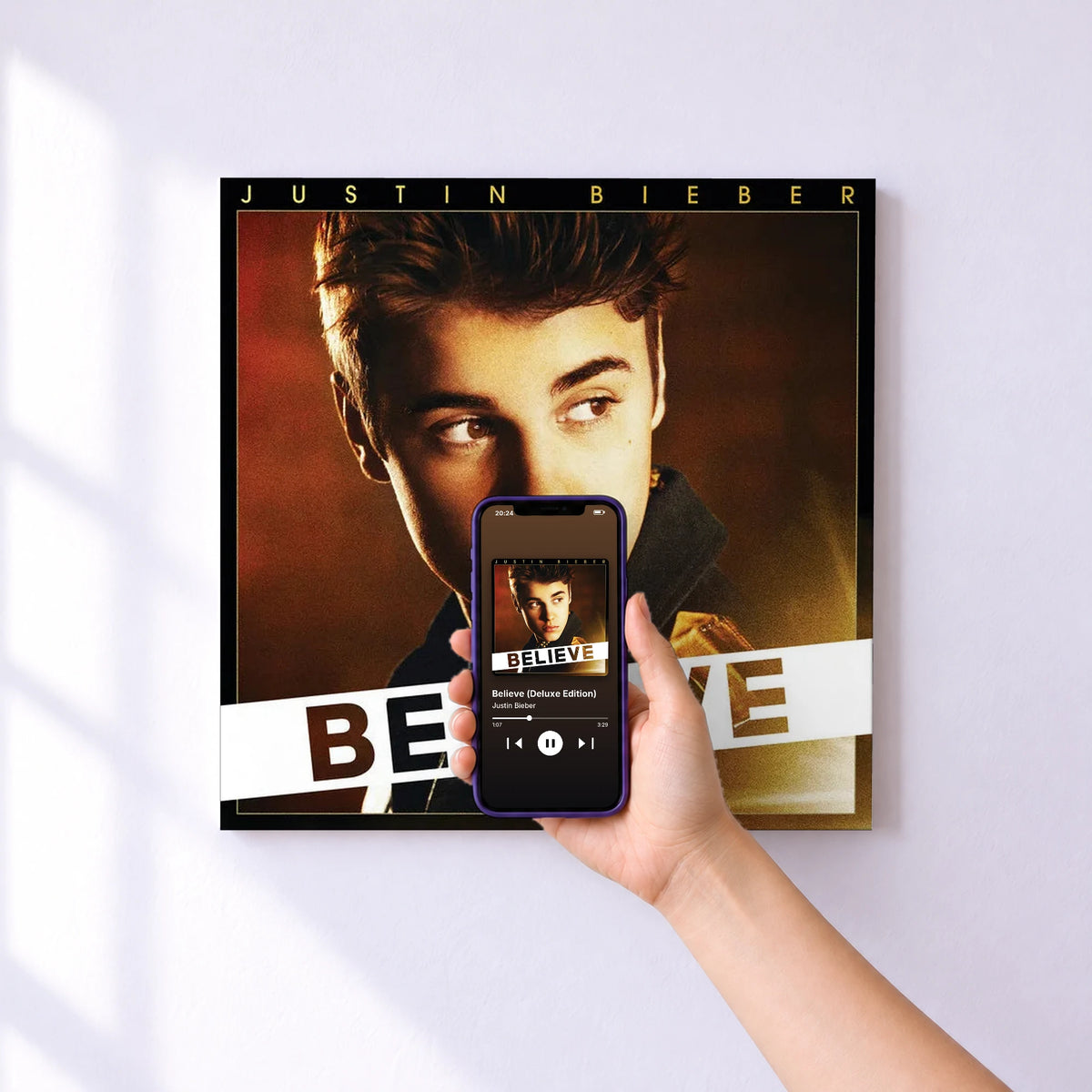 Affiche connectée Believe (Deluxe Edition) de Justin Bieber au mur : l'album se lance en approchant le téléphone