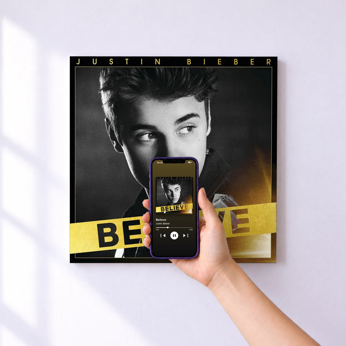 Affiche connectée Believe de Justin Bieber au mur : l'album se lance en approchant le téléphone