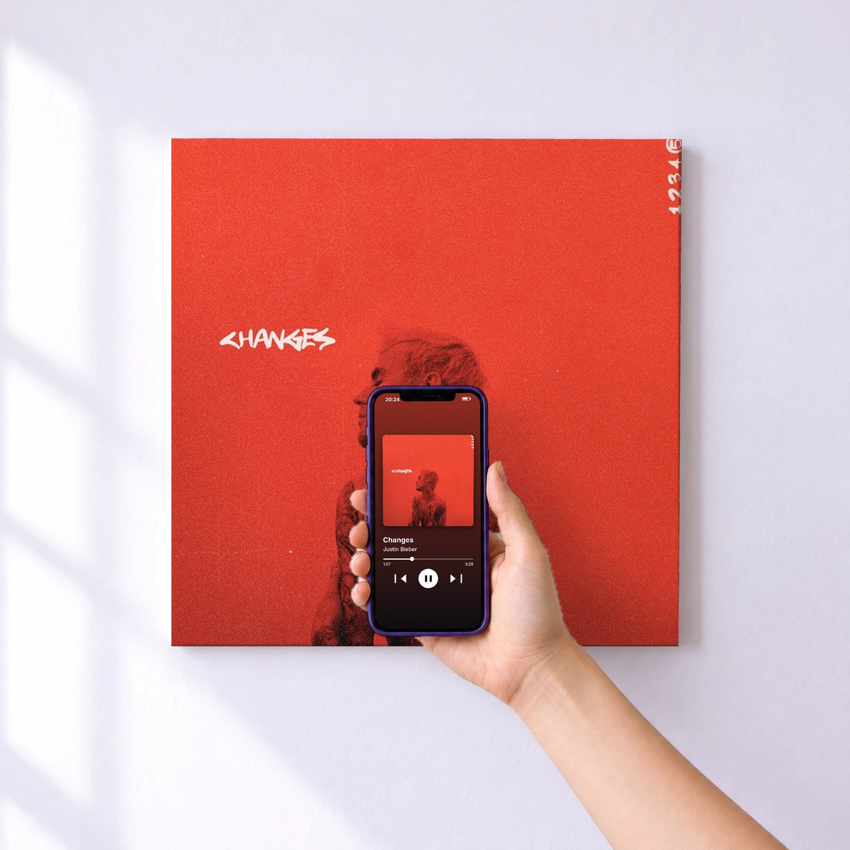 Affiche connectée Changes de Justin Bieber au mur : l'album se lance en approchant le téléphone