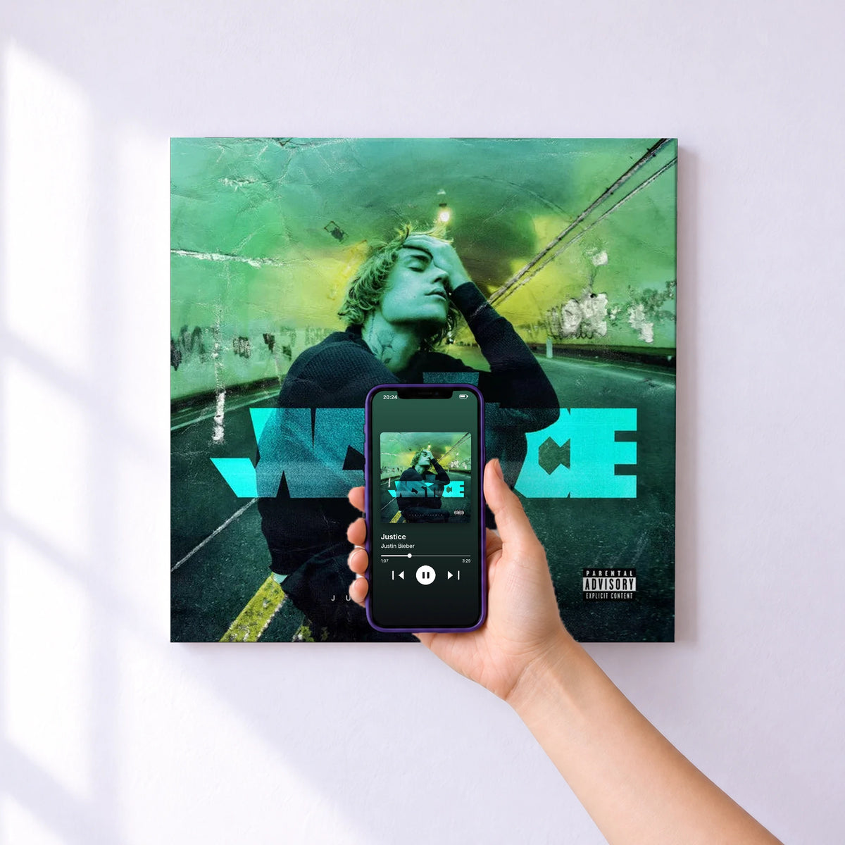 Affiche connectée Justice de Justin Bieber au mur : l'album se lance en approchant le téléphone