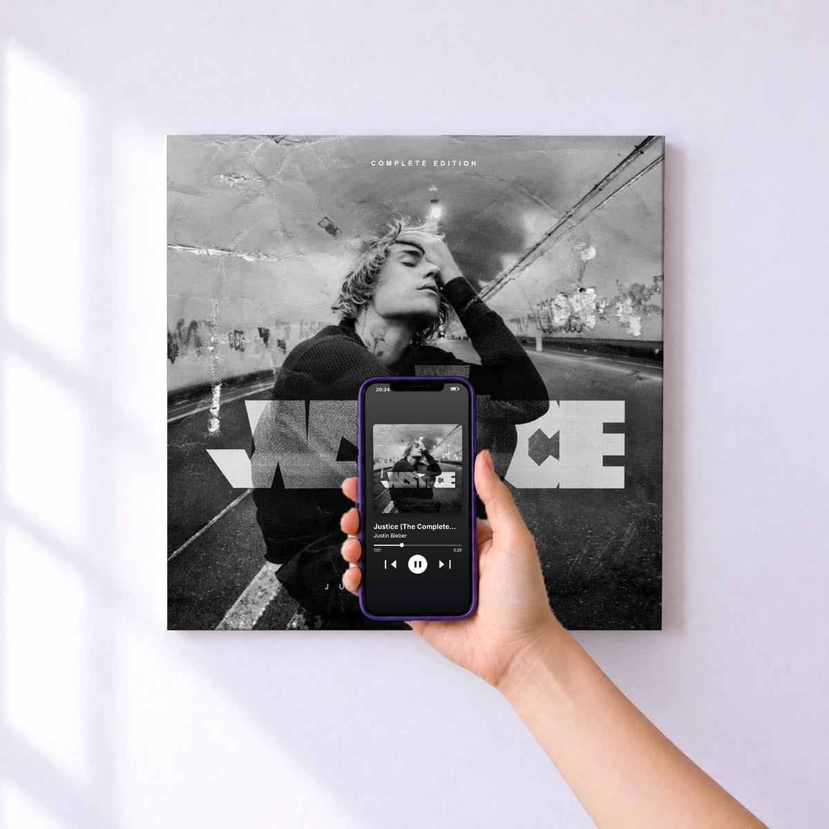 Affiche connectée Justice (The Complete Edition) de Justin Bieber au mur : l'album se lance en approchant le téléphone