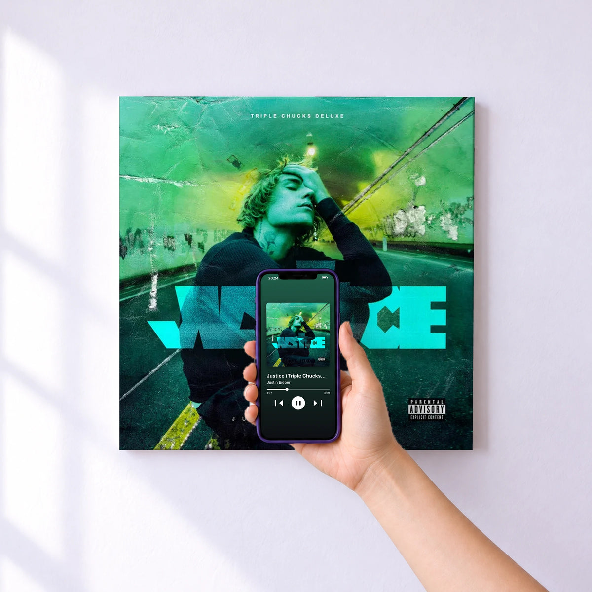 Affiche connectée Justice (Triple Chucks Deluxe) de Justin Bieber au mur : l'album se lance en approchant le téléphone