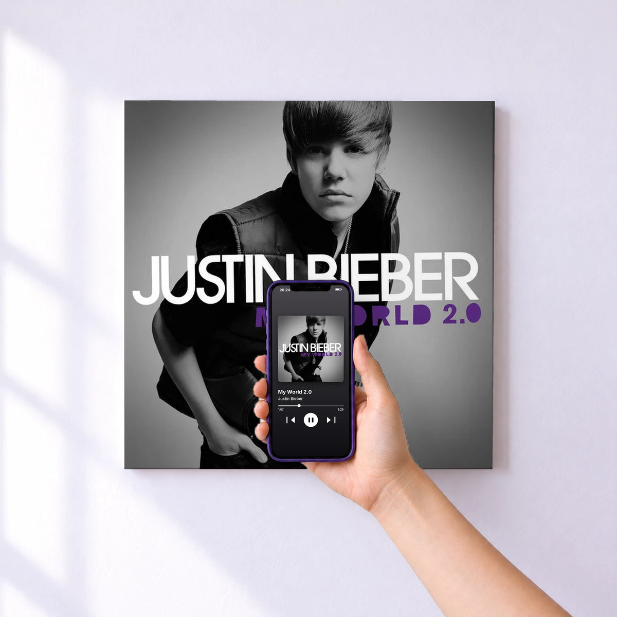 Affiche connectée My World 2.0 de Justin Bieber au mur : l'album se lance en approchant le téléphone