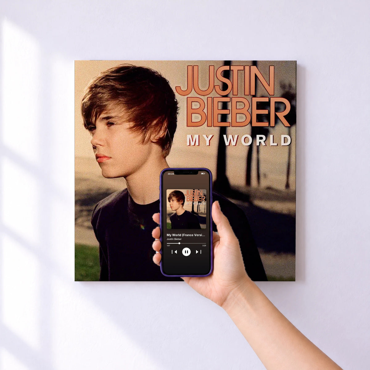 Affiche connectée My World (France Version) de Justin Bieber au mur : l'album se lance en approchant le téléphone