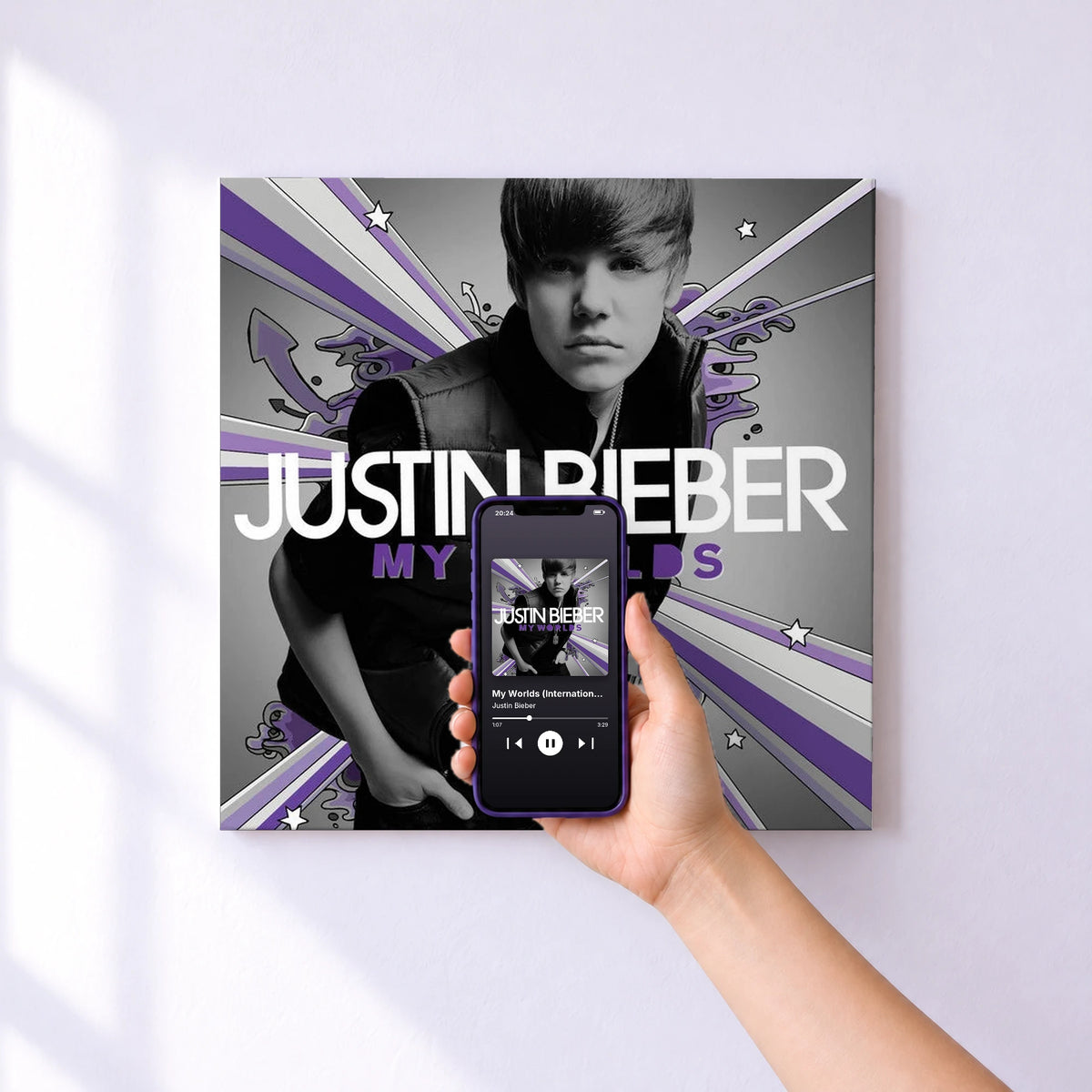 Affiche connectée My Worlds (International Version) de Justin Bieber au mur : l'album se lance en approchant le téléphone