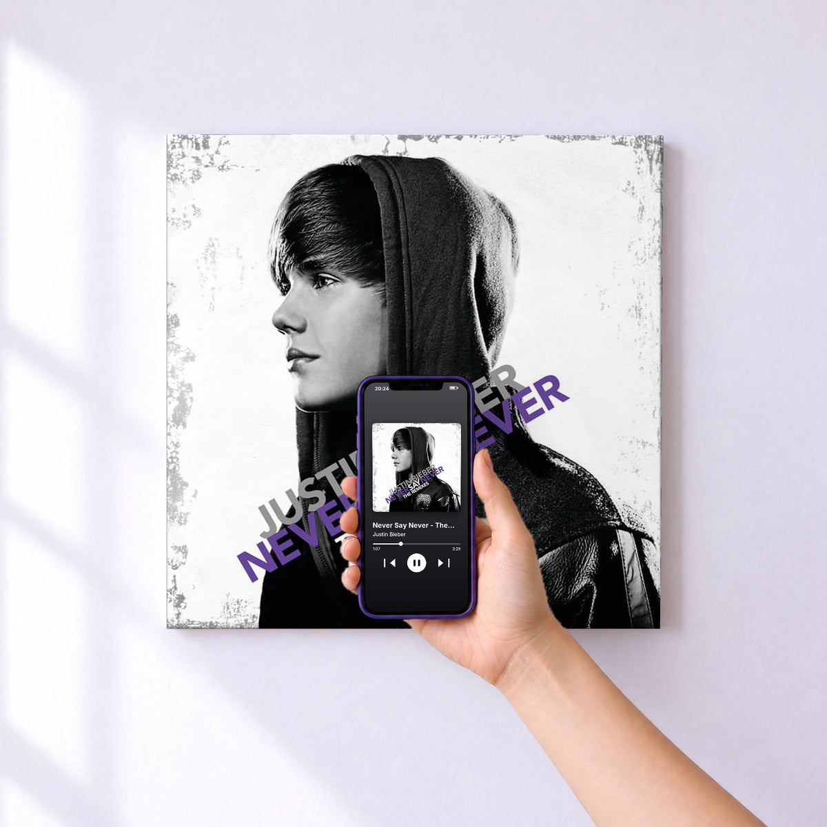 Affiche connectée Never Say Never - The Remixes de Justin Bieber au mur : l'album se lance en approchant le téléphone
