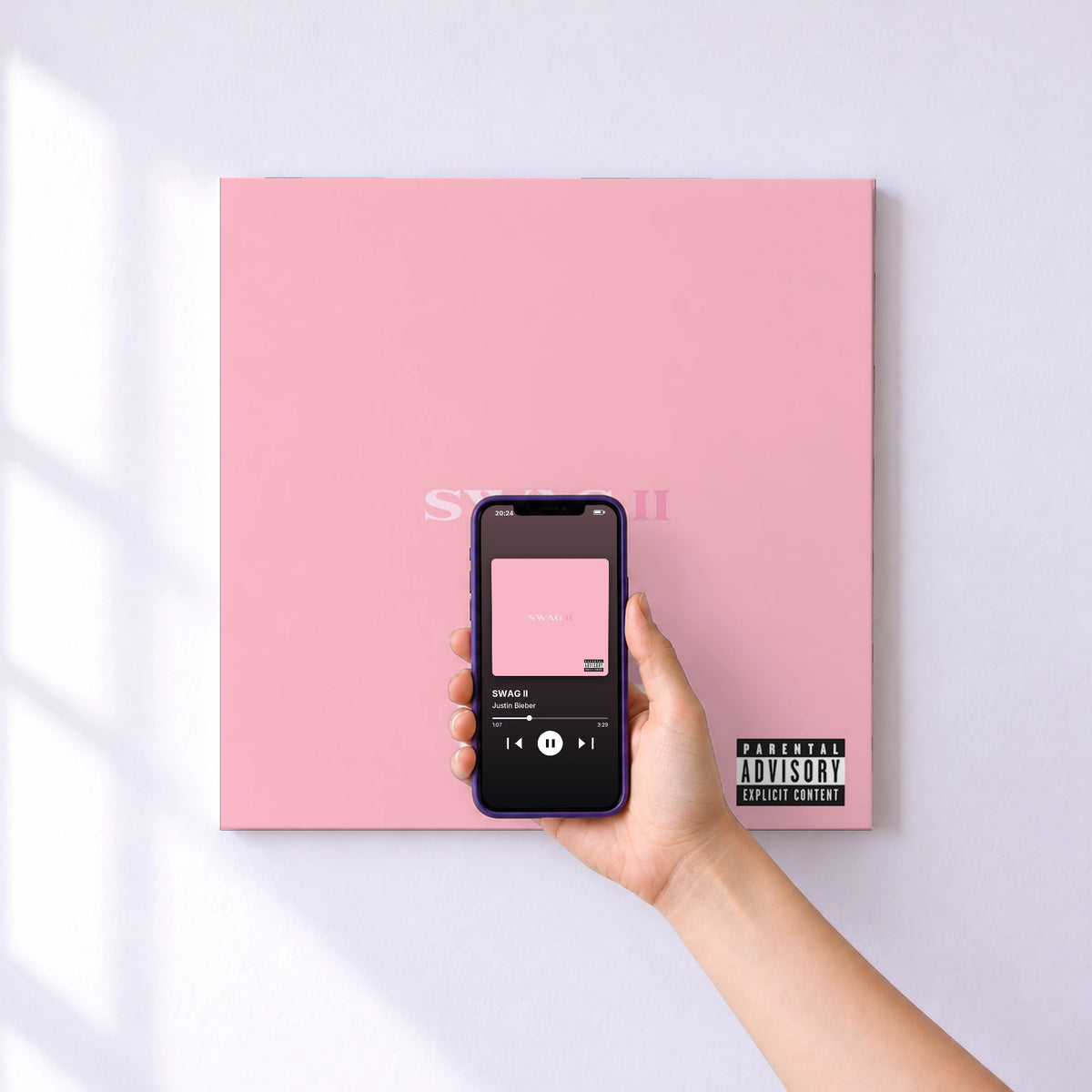 Affiche connectée SWAG II de Justin Bieber au mur : l'album se lance en approchant le téléphone