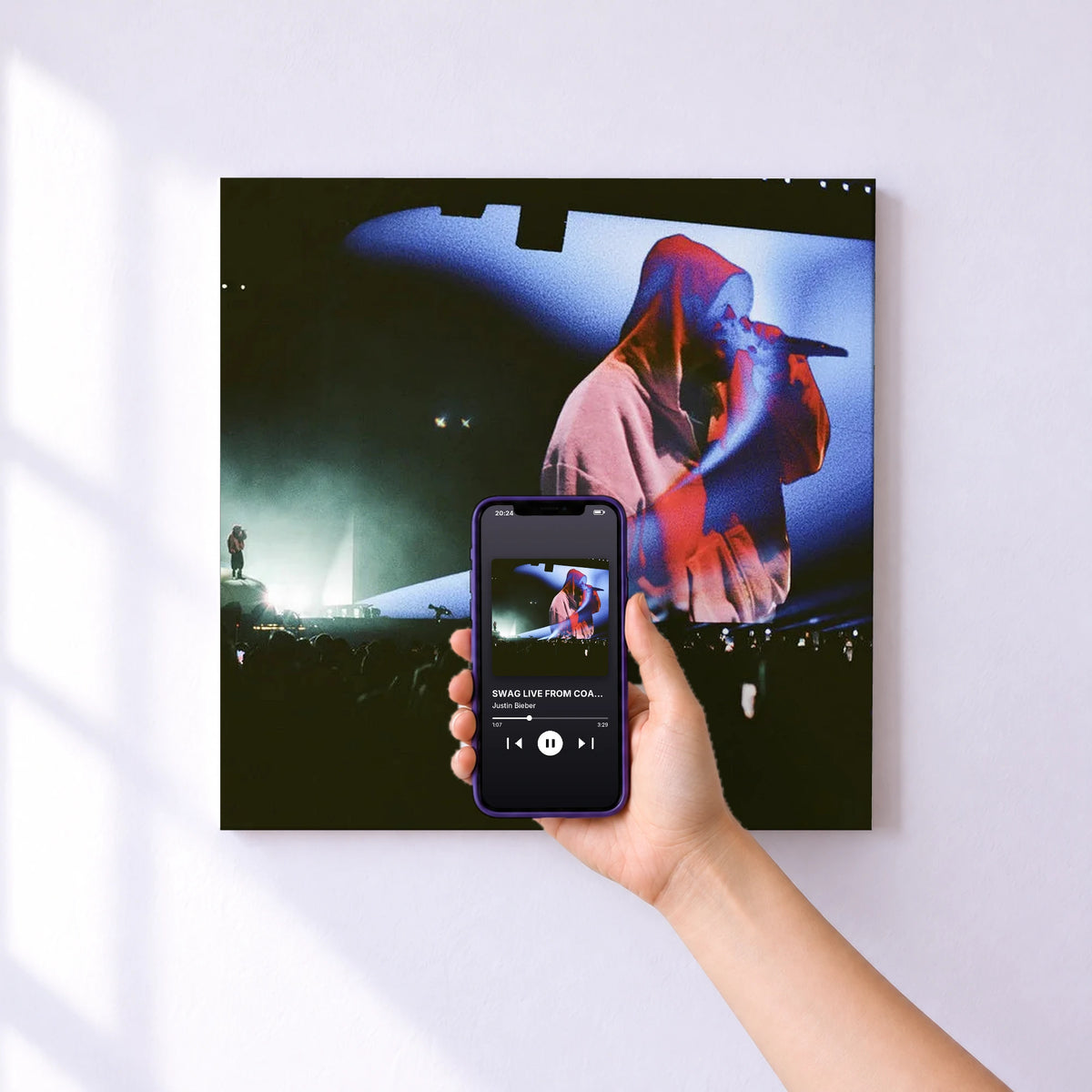 Affiche connectée SWAG LIVE FROM COACHELLA (Weekend I) de Justin Bieber au mur : l'album se lance en approchant le téléphone