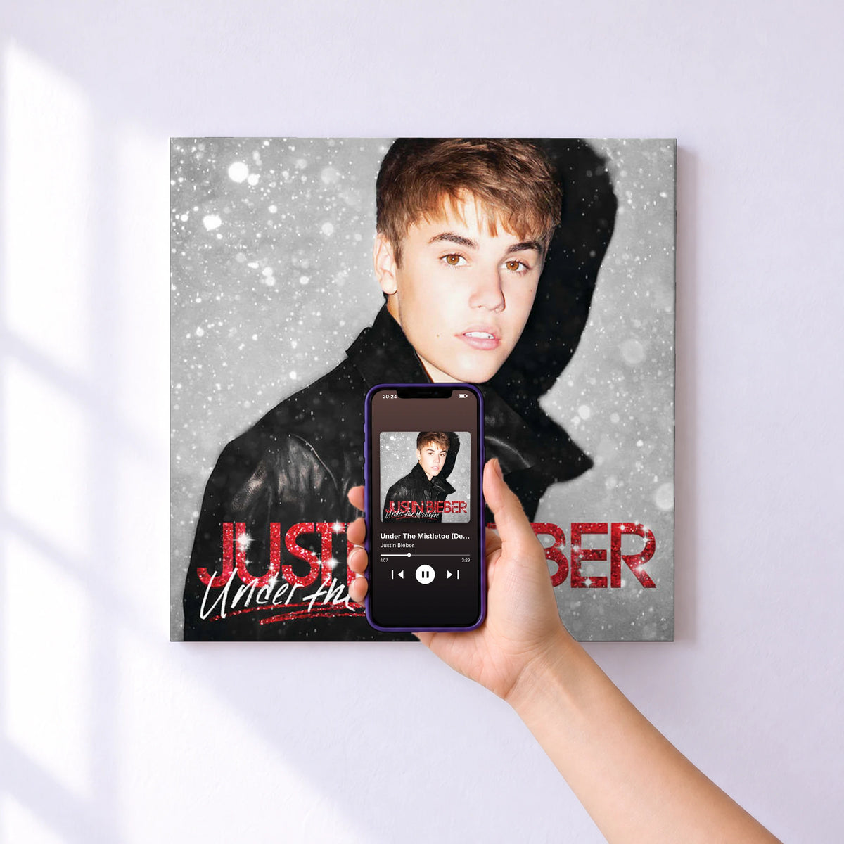 Affiche connectée Under The Mistletoe (Deluxe Edition) de Justin Bieber au mur : l'album se lance en approchant le téléphone