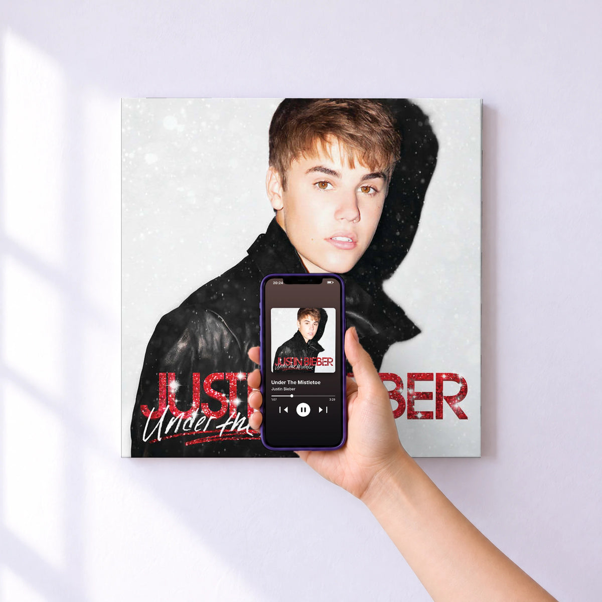 Affiche connectée Under The Mistletoe de Justin Bieber au mur : l'album se lance en approchant le téléphone