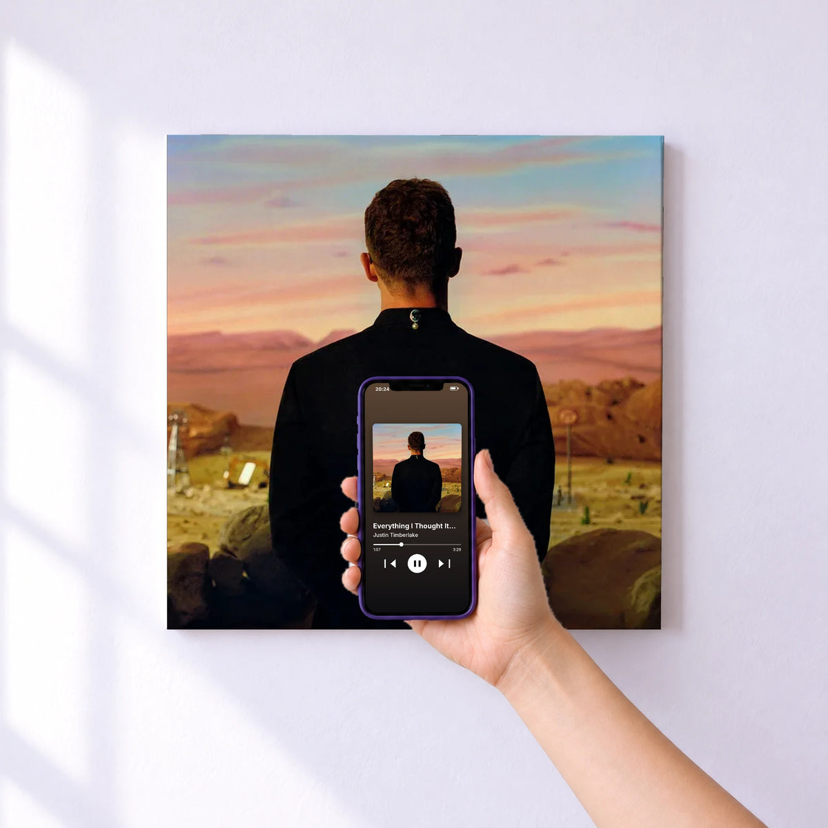 Affiche connectée Everything I Thought It Was de Justin Timberlake au mur : l'album se lance en approchant le téléphone