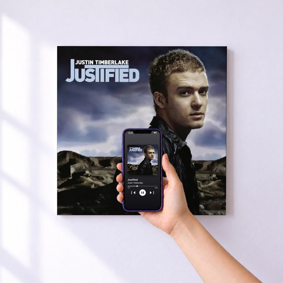 Affiche connectée Justified de Justin Timberlake au mur : l'album se lance en approchant le téléphone