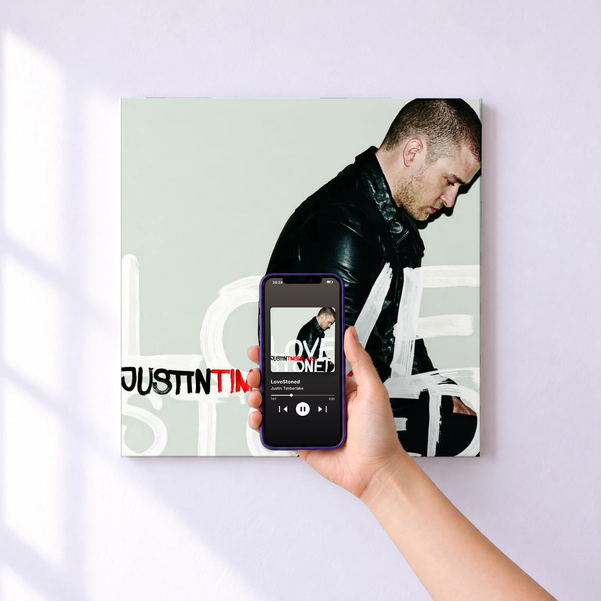 Affiche connectée LoveStoned de Justin Timberlake au mur : l'album se lance en approchant le téléphone