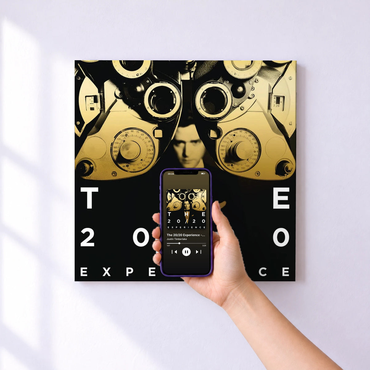 Affiche connectée The 20/20 Experience - 2 of 2 (Deluxe) de Justin Timberlake au mur : l'album se lance en approchant le téléphone