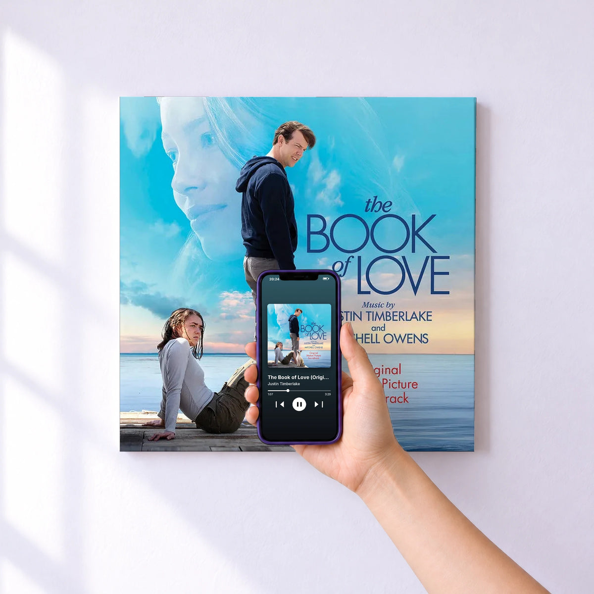 Affiche connectée The Book of Love (Original Motion Picture Soundtrack) de Justin Timberlake au mur : l'album se lance en approchant le téléphone