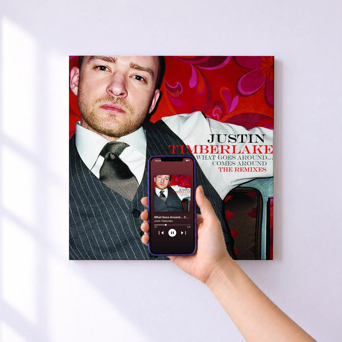 Affiche connectée What Goes Around... Comes Around The Remixes de Justin Timberlake au mur : l'album se lance en approchant le téléphone