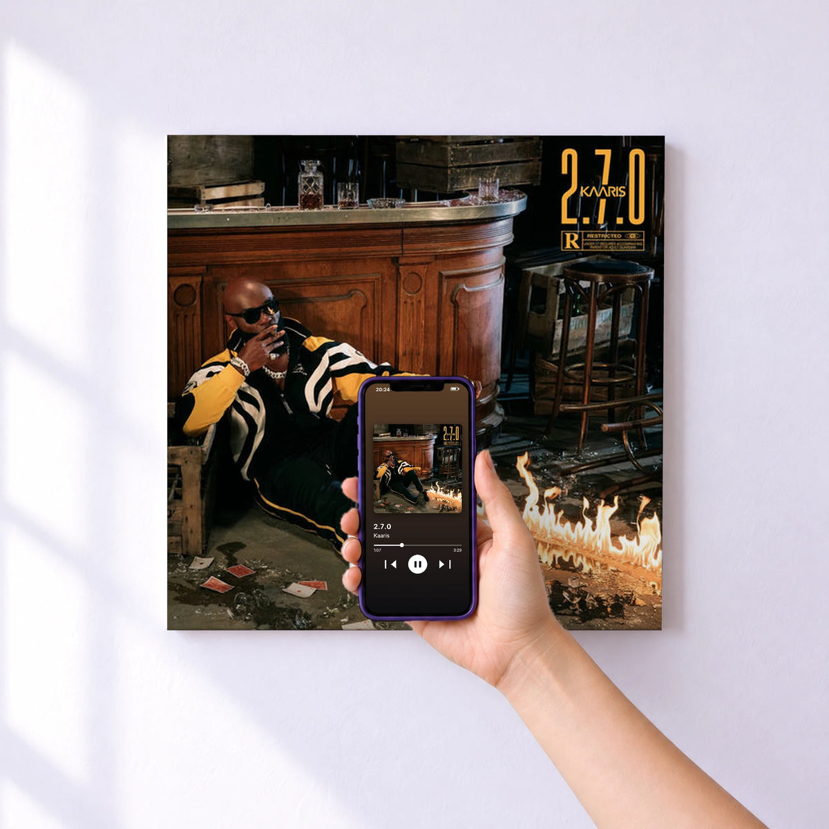 Affiche connectée 2.7.0 de Kaaris au mur : l'album se lance en approchant le téléphone