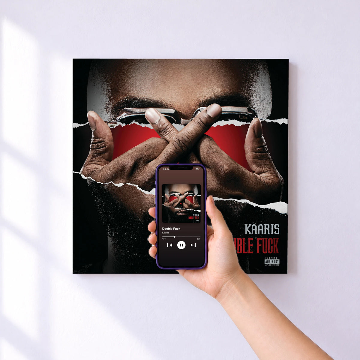 Affiche connectée Double Fuck de Kaaris au mur : l'album se lance en approchant le téléphone