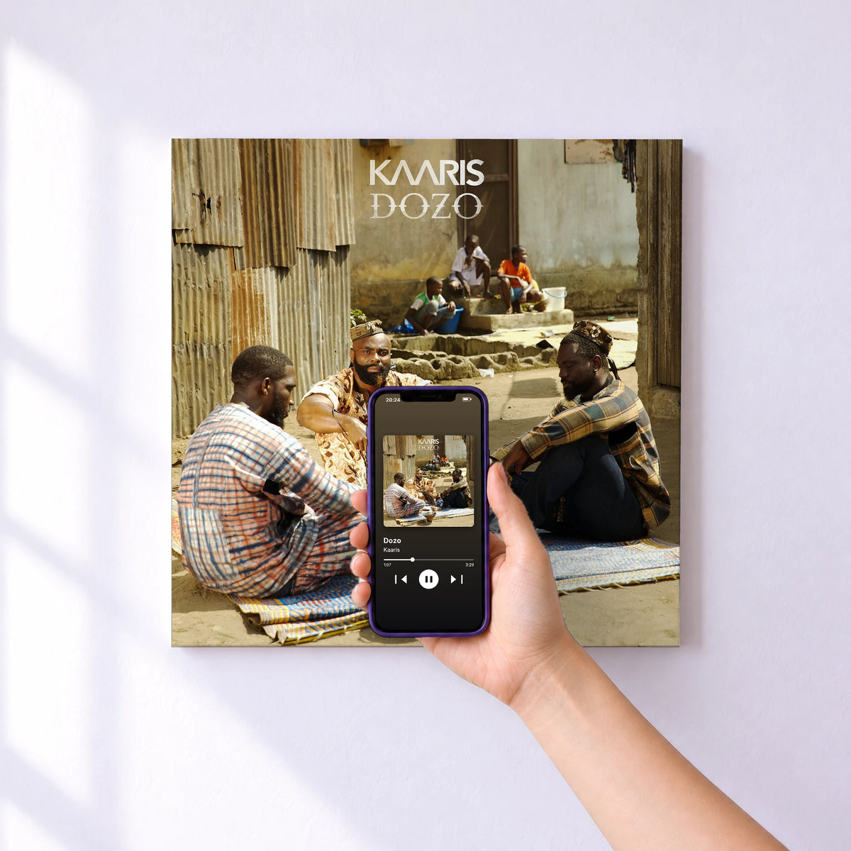 Affiche connectée Dozo de Kaaris au mur : l'album se lance en approchant le téléphone