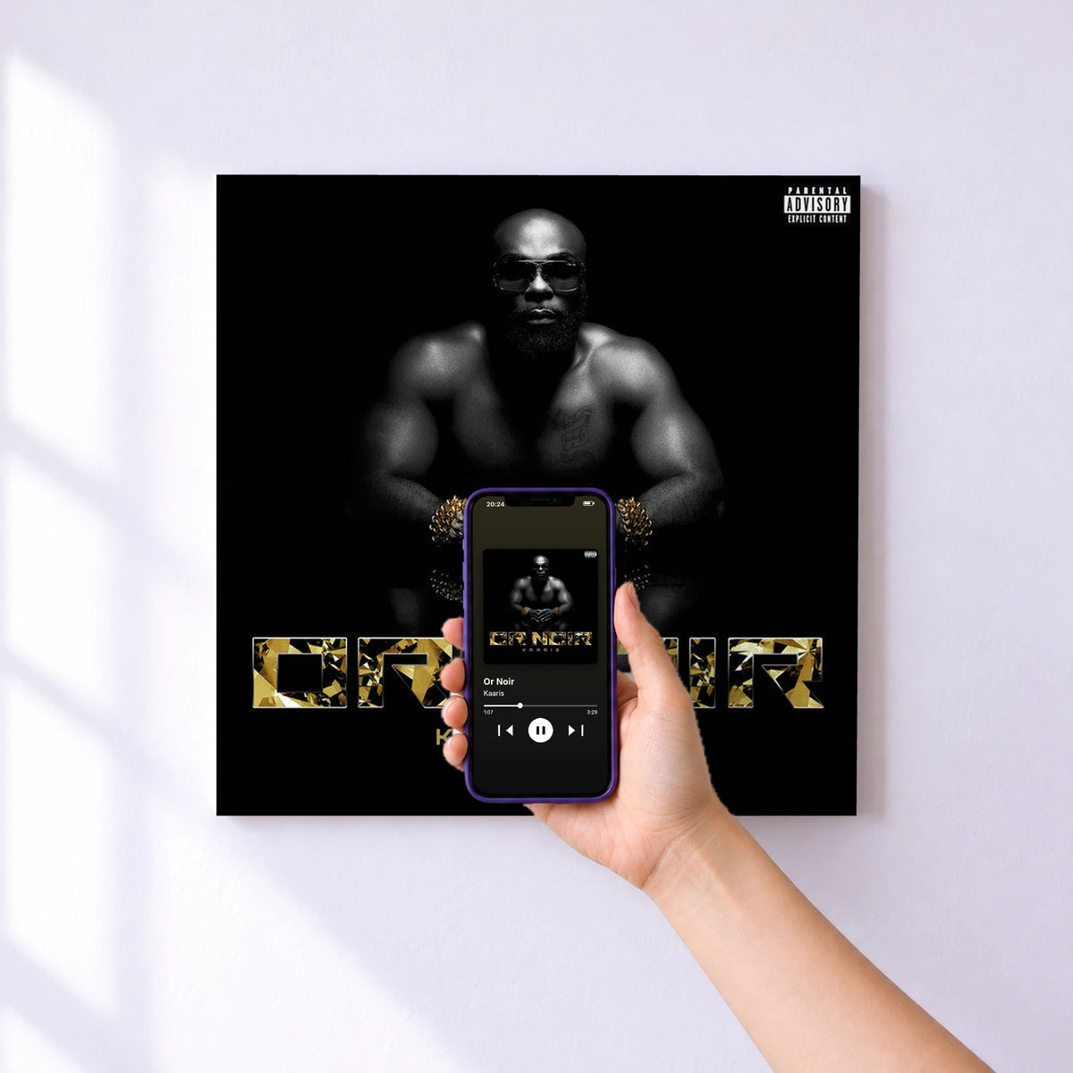 Affiche connectée Or Noir de Kaaris au mur : l'album se lance en approchant le téléphone