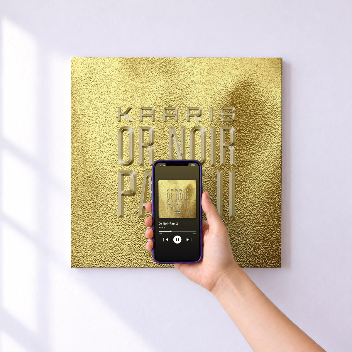 Affiche connectée Or Noir Part 2 de Kaaris au mur : l'album se lance en approchant le téléphone