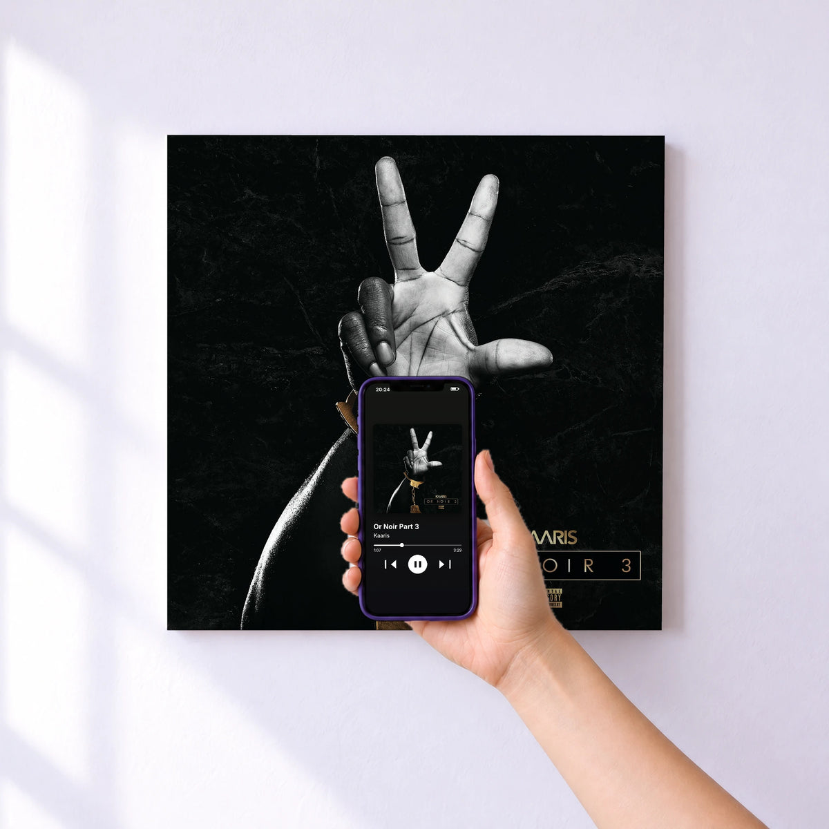 Affiche connectée Or Noir Part 3 de Kaaris au mur : l'album se lance en approchant le téléphone