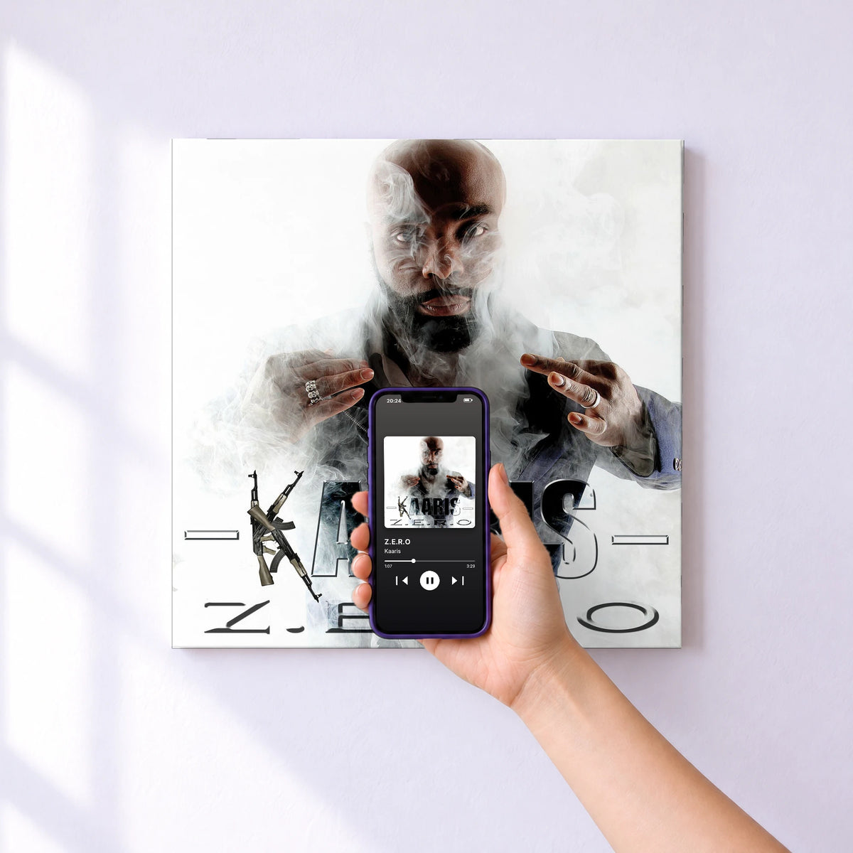 Affiche connectée Z.E.R.O de Kaaris au mur : l'album se lance en approchant le téléphone