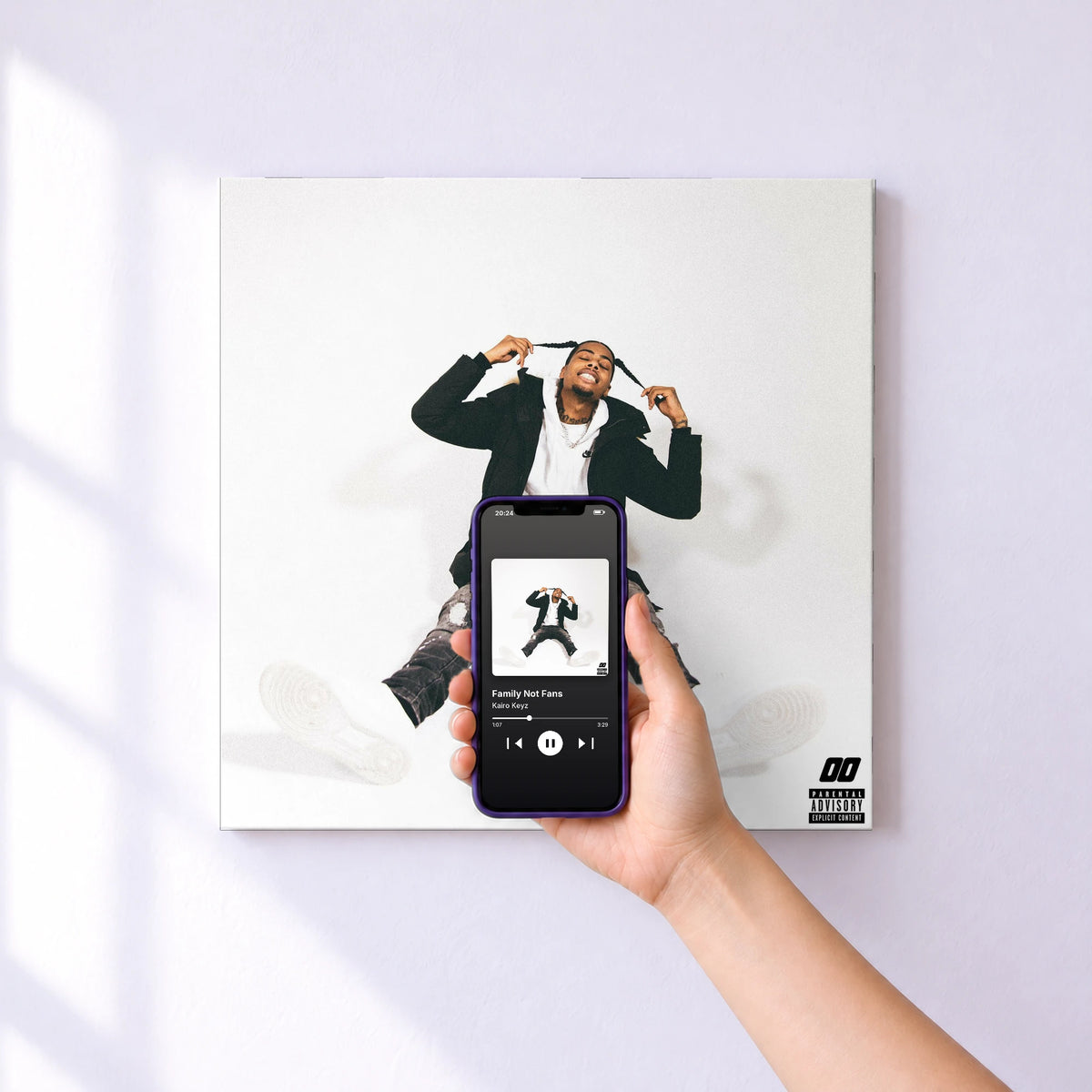 Affiche connectée Family Not Fans de Kairo Keyz au mur : l'album se lance en approchant le téléphone