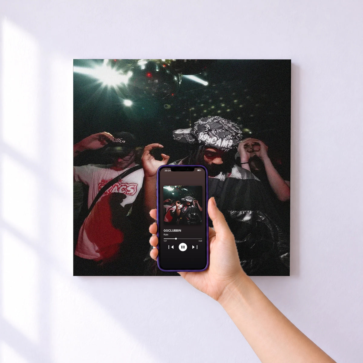 Affiche connectée GGCLUBBIN de Kaix au mur : l'album se lance en approchant le téléphone