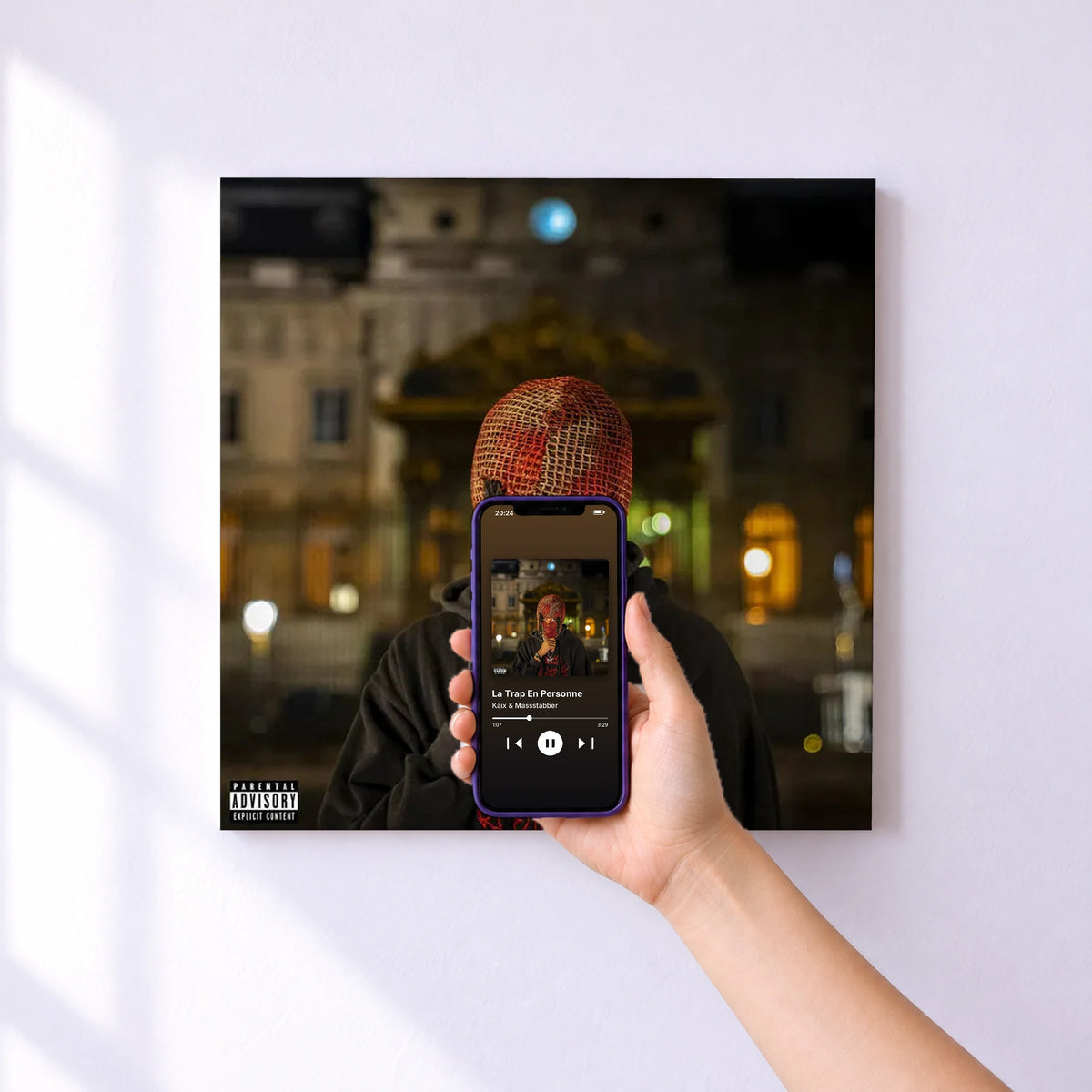 Affiche connectée La Trap En Personne de Kaix & Massstabber au mur : l'album se lance en approchant le téléphone
