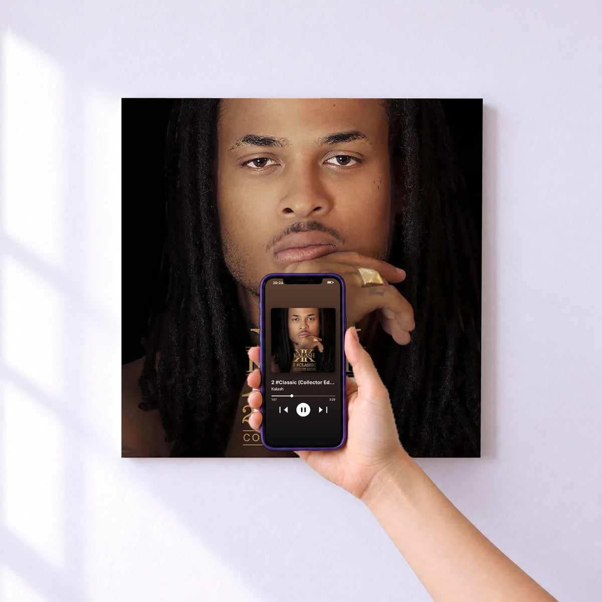 Affiche connectée 2 #Classic (Collector Edition) de Kalash au mur : l'album se lance en approchant le téléphone