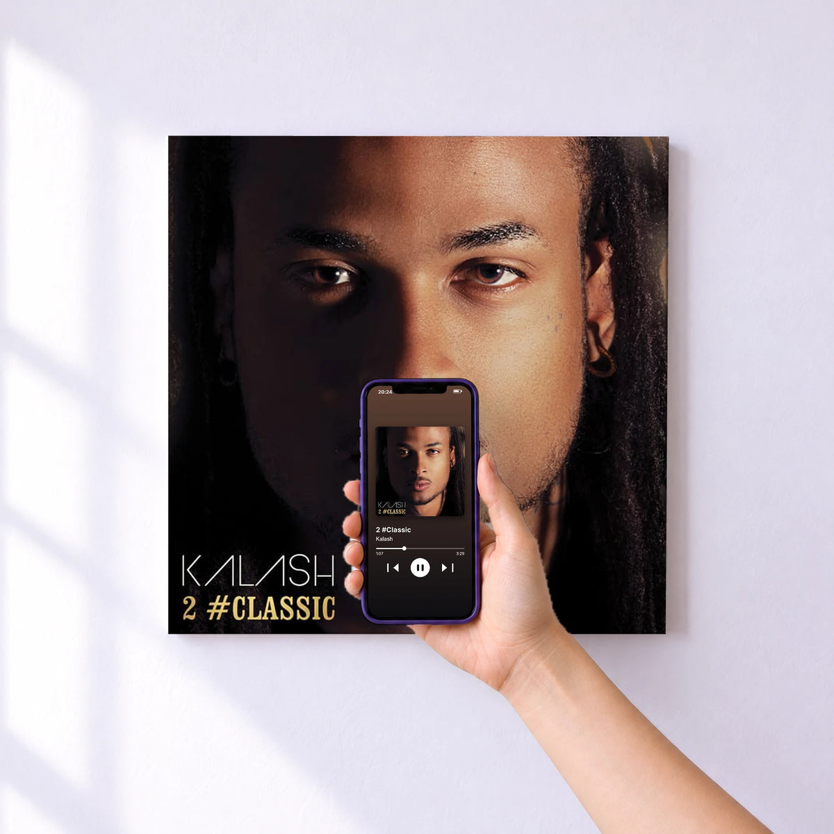 Affiche connectée 2 #Classic de Kalash au mur : l'album se lance en approchant le téléphone