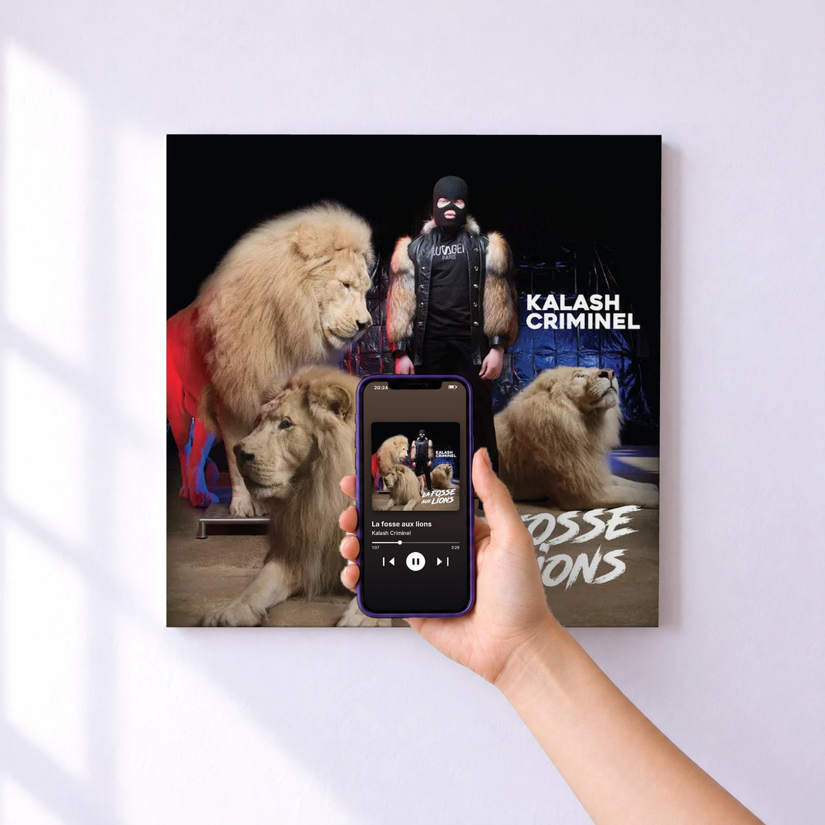 Affiche connectée La fosse aux lions de Kalash Criminel au mur : l'album se lance en approchant le téléphone
