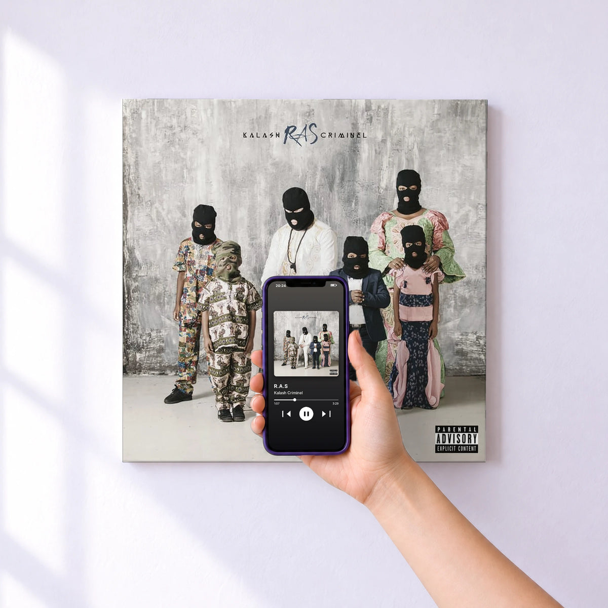 Affiche connectée R.A.S de Kalash Criminel au mur : l'album se lance en approchant le téléphone